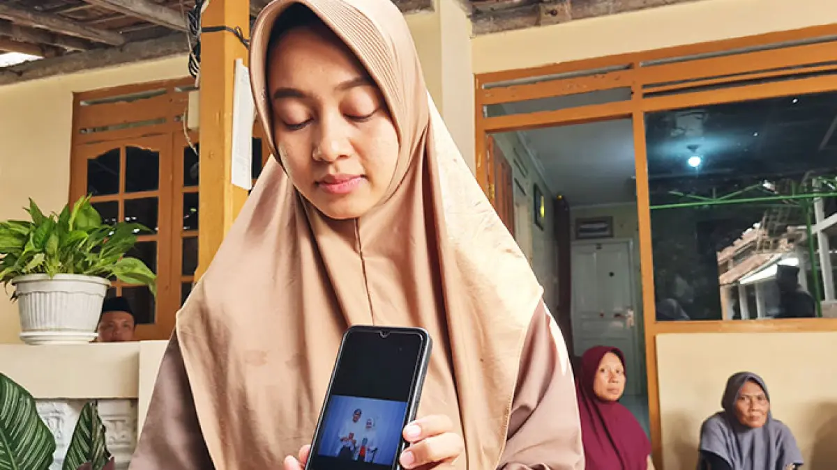 HARU: Istri Sertu Nur Ichwan, Anjani memperlihatkan potret dirinya dan sang suami ketika menikah. (NAILA NIHAYAH/RADAR JOGJA)