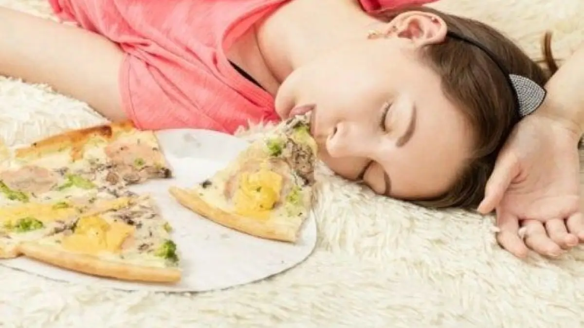 Ilustrasi tertidur saat makan, kebiasaan buruk yang harus dihindari. (Pinterest/Besser gesund Leben)