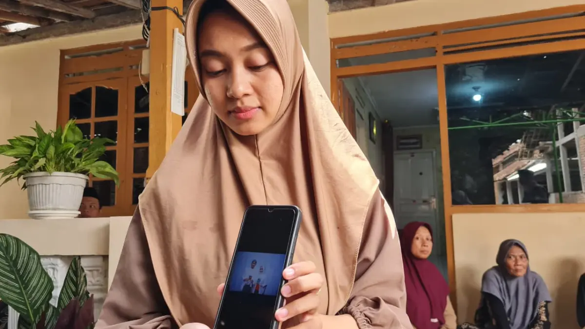 Istri Ichwan, Anjani memperlihatkan potret dirinya dan sang suami ketika menikah. (NAILA NIHAYAH/RADAR JOGJA)
