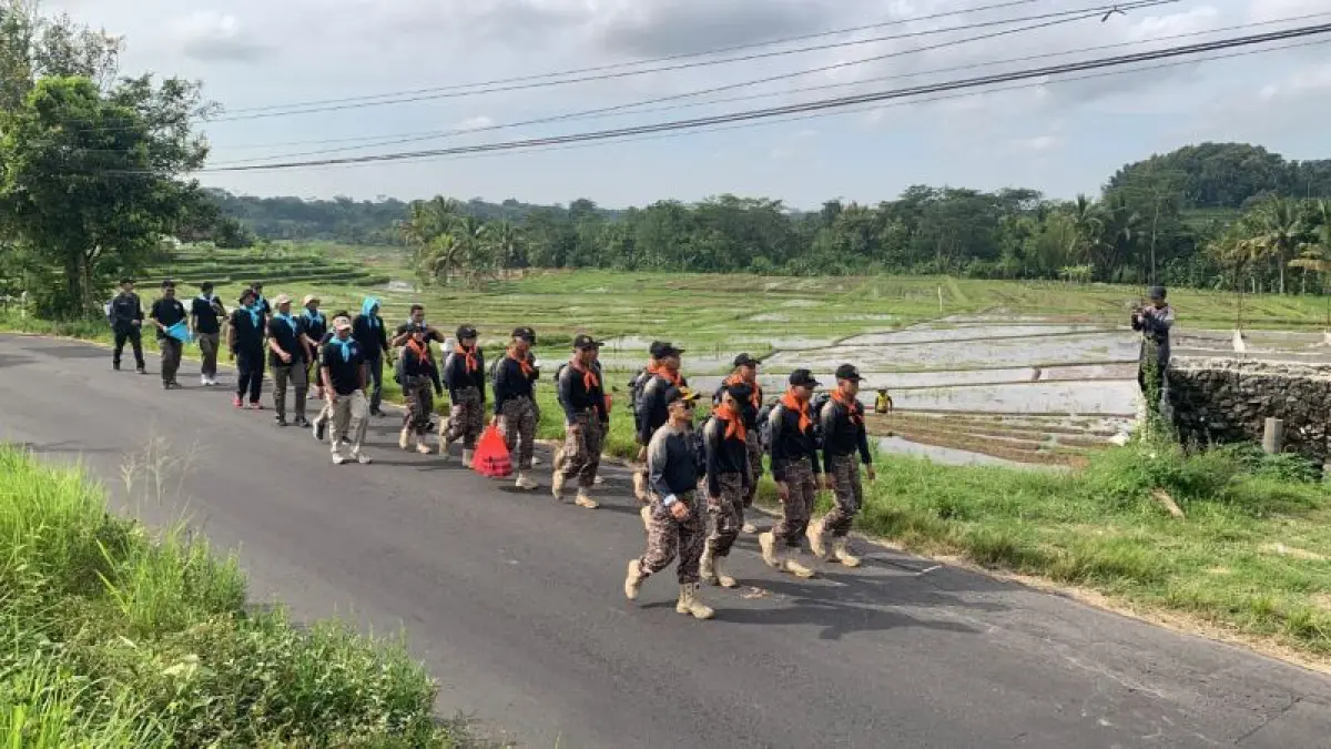 NAPAK TILAS: Peserta berjalan kaki ke beberapa rute yang dulunya sebagai rute kurir. (ANOM BAGASKORO/ RADAR JOGJA)