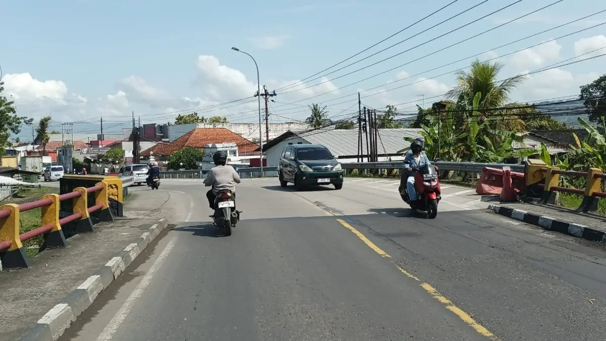 Pengendara sepeda motor melintas di atas Jembatan Karaganyar yang akan segera diperbaiki karena kondisinya mulai rusak. (M Hafied/Radar Jogja)