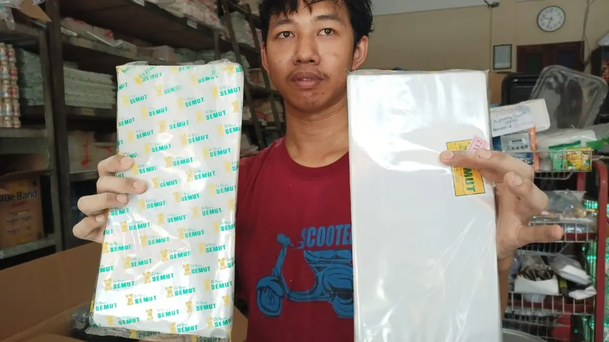 Penjual plastik di Jalan Kusuma Kebumen menunjukkan jenis plastik kemasan yang kini harganya terus merangkak naik. (M Hafied/Radar Jogja)