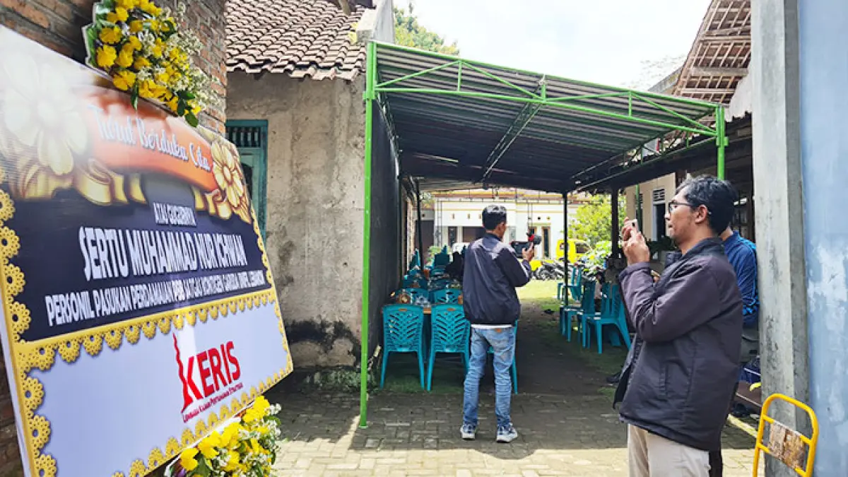 PERSIAPAN: Situasi rumah duka Sertu Muhammad Nur Ichwan di Dusun Deyangan, Mertoyudan, Kabupaten Magelang sudah dipasang tenda dan banyak pelayat, Selasa (31/3). (NAILA NIHAYAH/RADAR JOGJA)