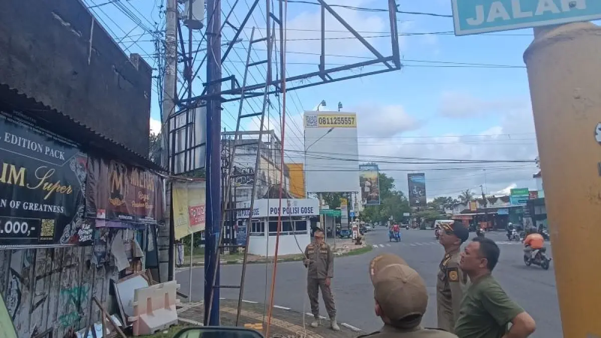 Satpol PP Bantul sedang menertibkan reklame di simpang Gose Senin (30/3). (Dokumentasi Satpol PP Bantul)