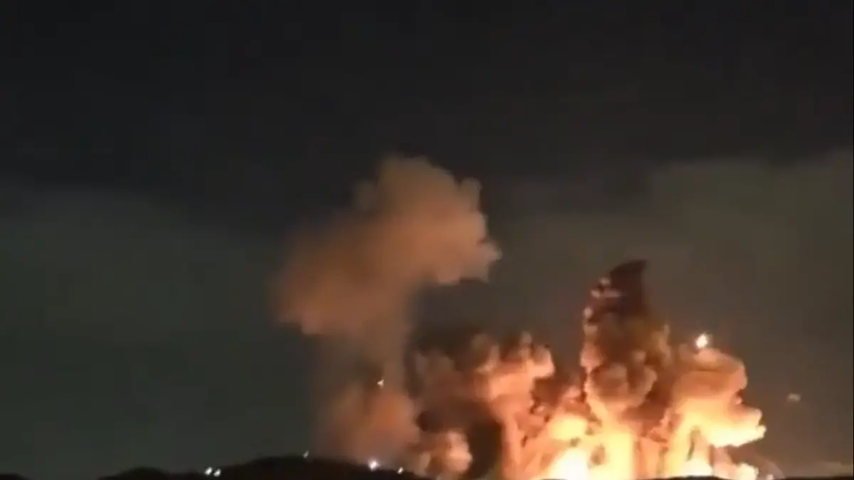 Video kota kuno Isfahan di Iran diguncang ledakan besar berulang yang menerangi langit malam. (istimewa)