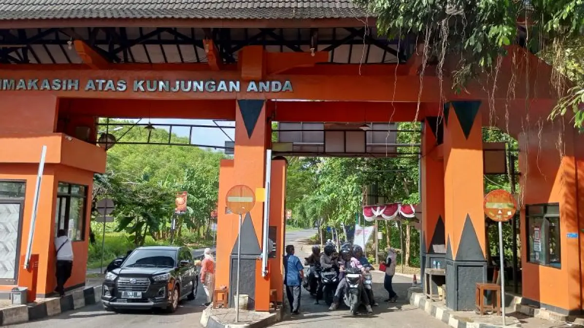 Wisatawan sedang melakukan transaksi tunai di Pos TPR Baron. (Yusuf Bastiar/Radar Jogja)