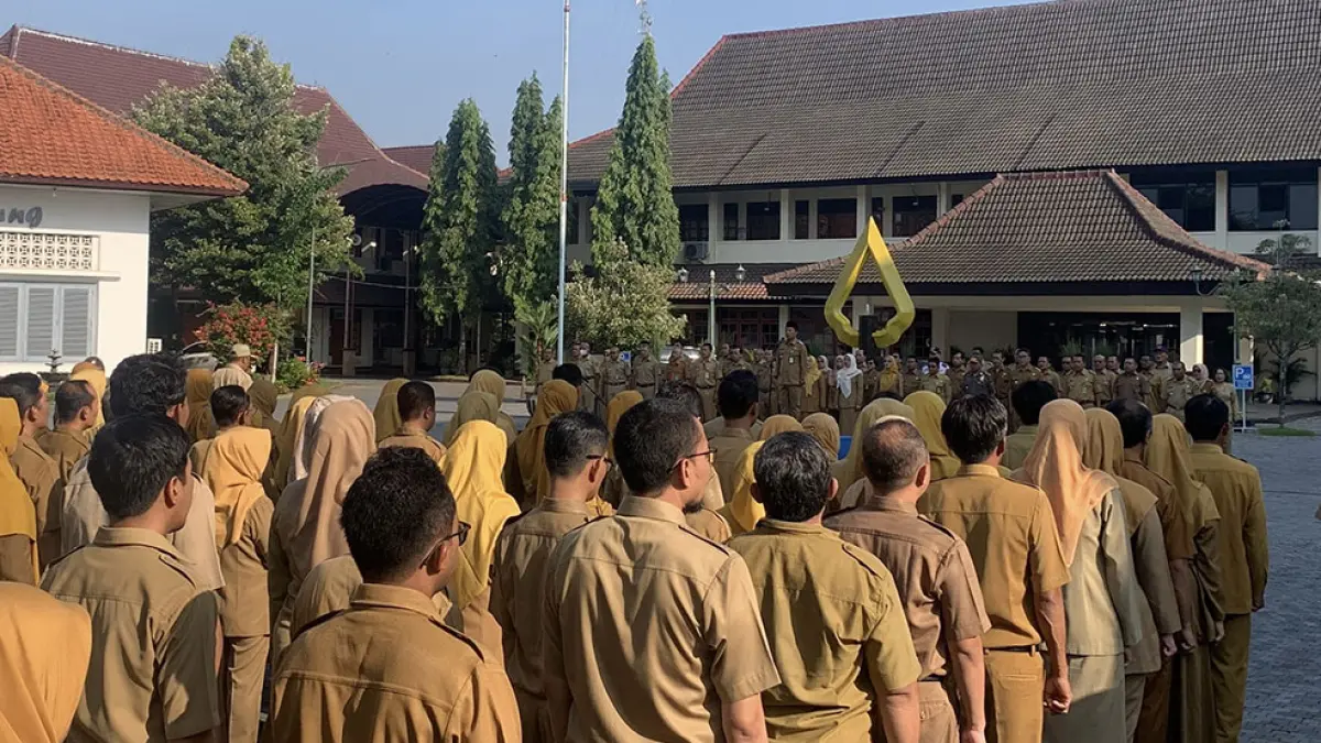 APEL: ASN Lingkup Pemkab Kulon Progo berbaris dan menerima arahan dari wakil bupati. ANOM BAGASKORO/RADAR JOGJA
