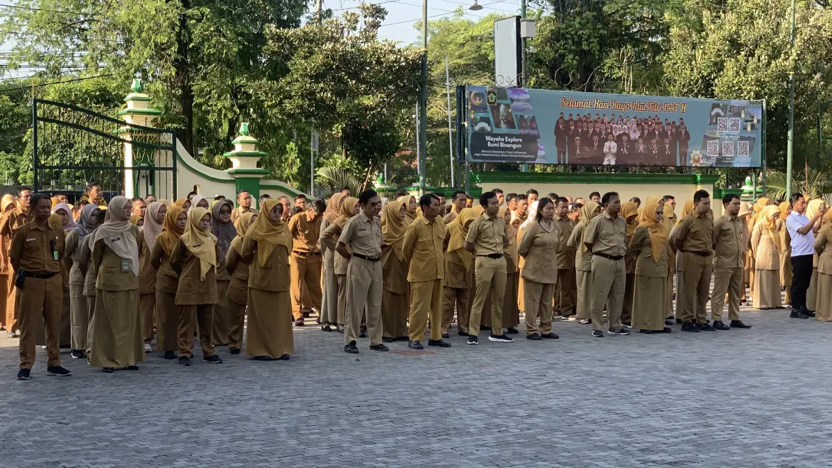 APEL: ASN Lingkup Pemkab Kulon Progo berbaris dan menerima arahan dari Wakil Bupati. (ANOM BAGASKORO/RADAR JOGJA)