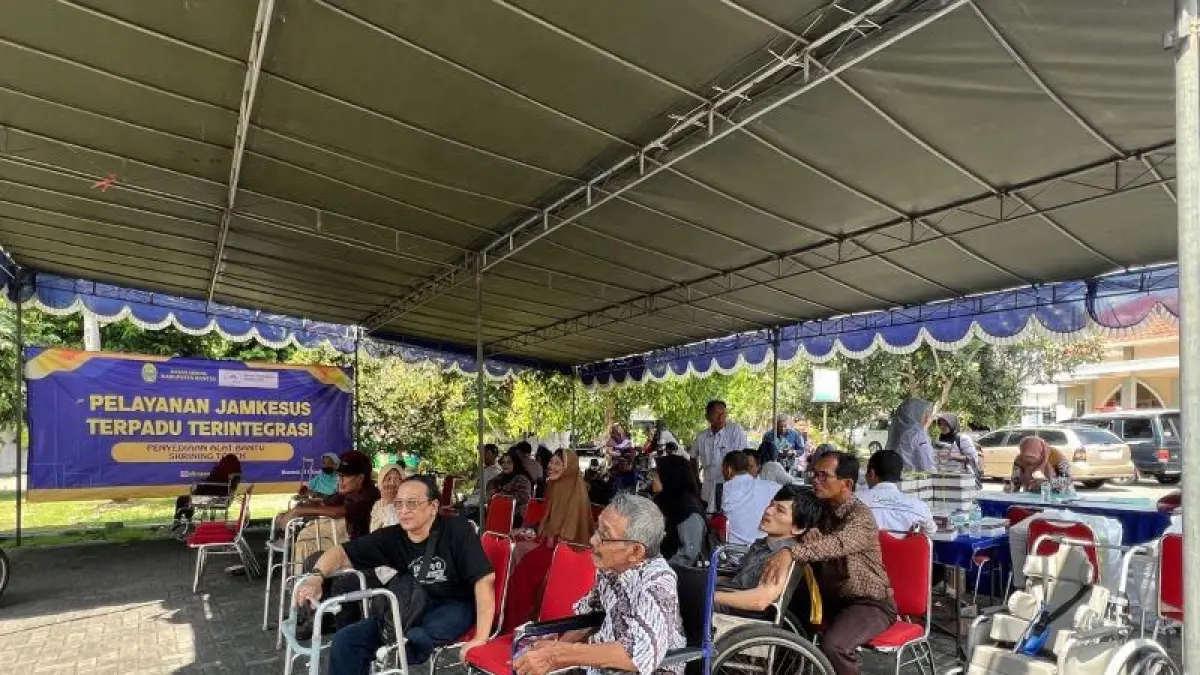 BANSOS: Disabilitas mendapatkan Jamkesus di Aula Kompleks Pemda II Bantul tahun lalu. (Dokumentasi Dinsos Bantul)