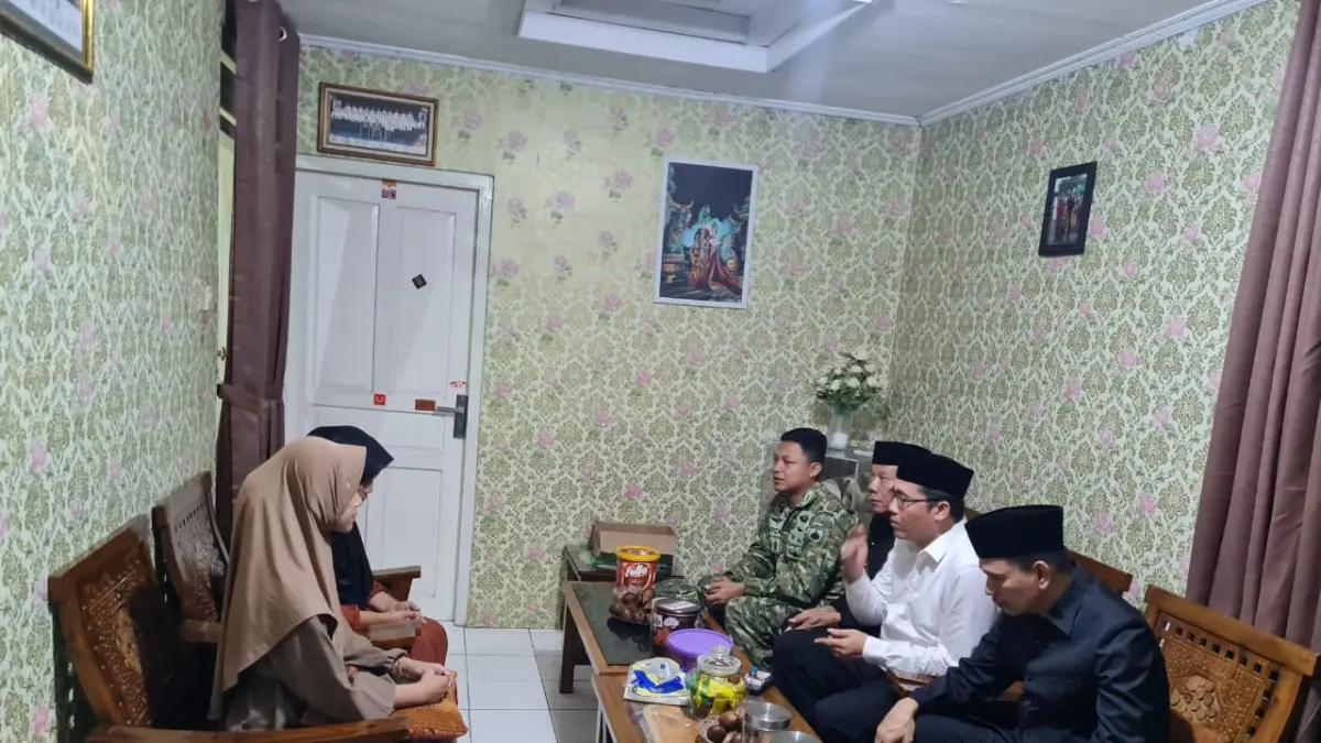 Bupati, ketua DPRD, dan Dandim 0705/Magelang saat mengunjungi rumah duka Sertu Ichwan, Selasa malam (31/3/2026).
(NAILA NIHAYAH/RADAR JOGJA)