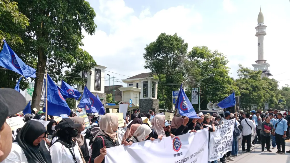 Delima Purnamasari/Radar Jogja - Demo karyawan PT MTG