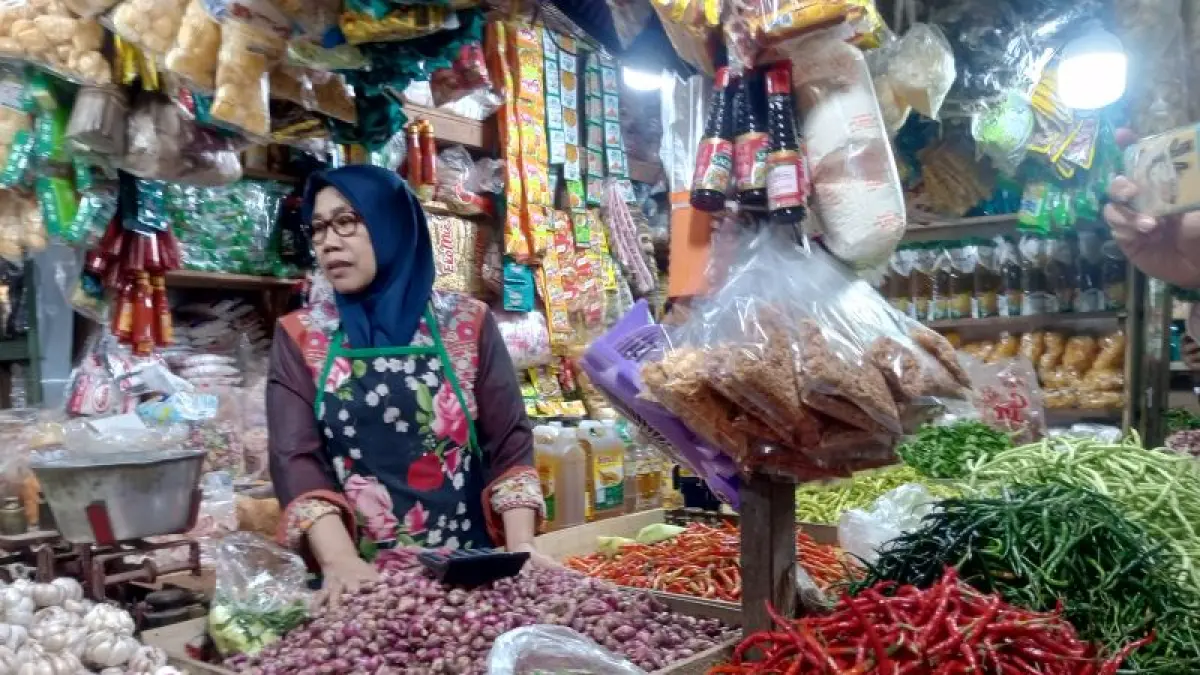 Dibanding komoditas lain, harga cabai di pasar tradisional Gunungkidul masih menunjukkan tren kenaikan harga. (Yusuf Bastiar/Radar Jogja)