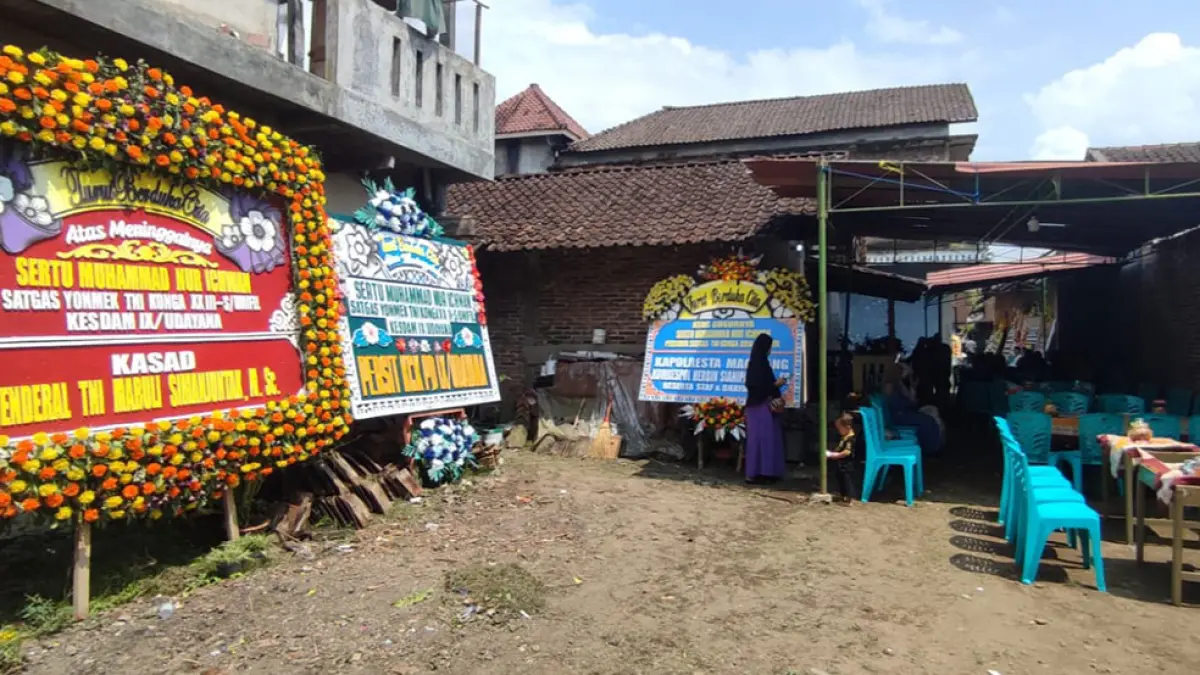 DUKA MENDALAM: Suasana rumah duka almarhum Sertu Muhammad Nur Ichwan dipenuhi karangan bunga dari berbagai tokoh, Rabu (1/4). NAILA NIHAYAH/RADAR JOGJA
