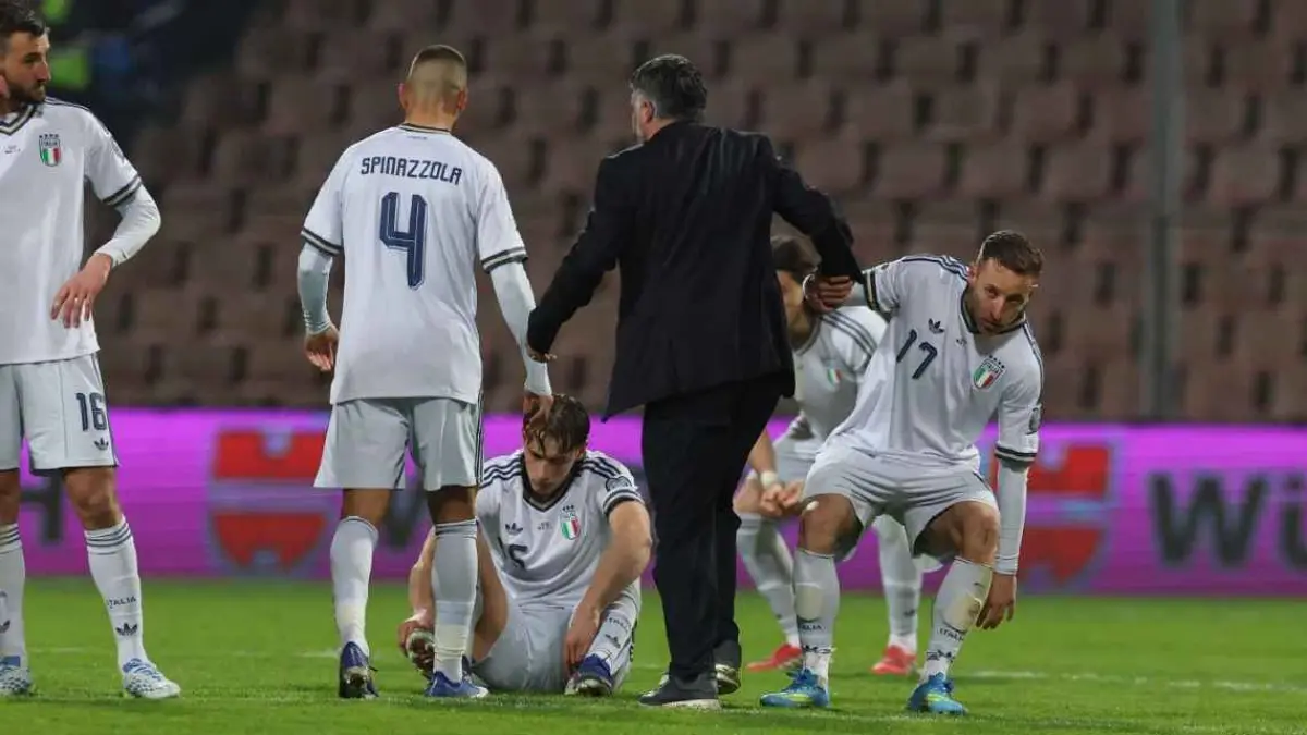 Gennaro Gattuso hampiri para pemain Italia setelah kekalahan adu penalti dari Bosnia yang memaksa Azzurri absen untuk ketiga kalinya di Piala Dunia