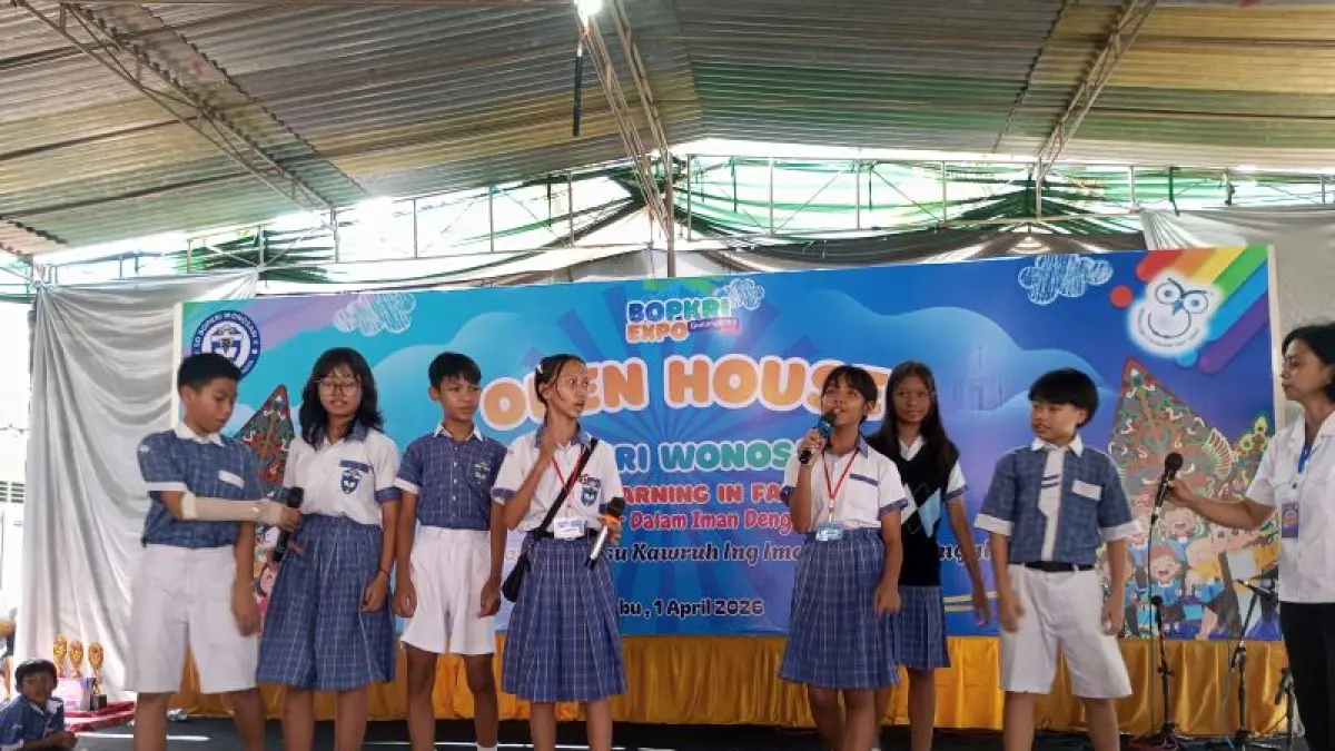 PERCAYA DIRI: Siswa kelas VI SD Bopkri Wonosari II saat tampil membawakan drama tutur menggunakan Bahasa Inggris. (Yusuf Bastiar/Radar Jogja)
