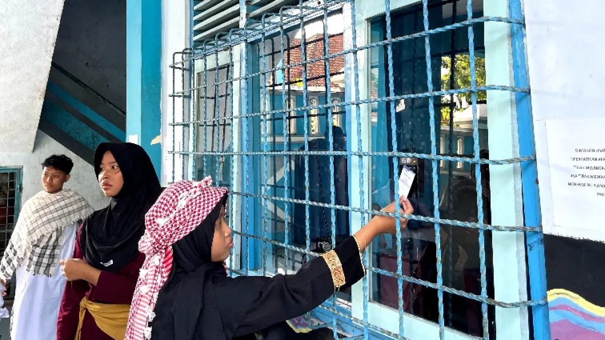 Siswa SMP Negeri 5 Kebumen tap layar absensi kehadiran dalam rangka memudahkan pemantauan aktivitas yang dapat diakses melalui aplikasi. (M Hafied/Radar Jogja)