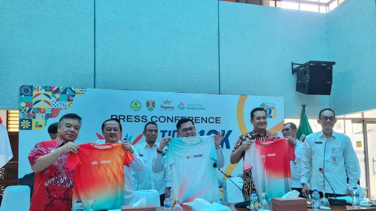 Wali Kota Magelang didampingi wakilnya saat memperlihatkan jersey yang akan digunakan pada ajang Tidar Borobudur 10K.