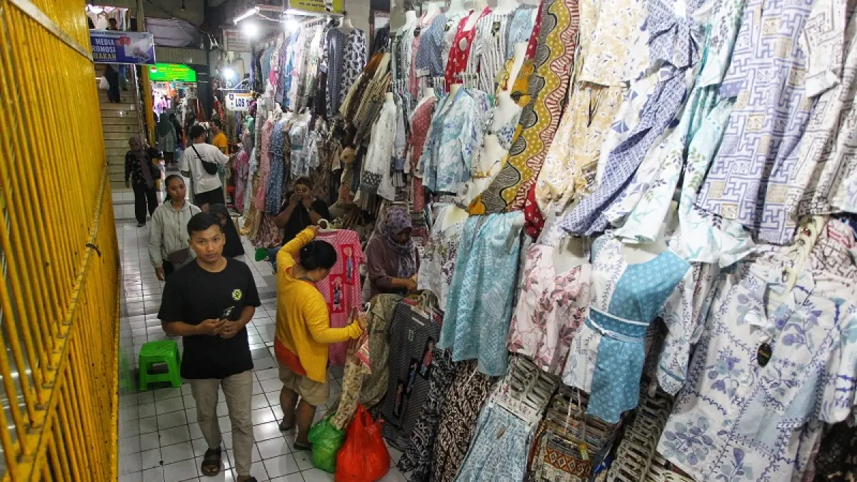 Suasana transaksi jual beli di Pasar Beringharjo sisi barat, Kota Jogja, Kamis (2/4/2026). Okupansi hotel DIJ turun ke 70 persen saat libur Lebaran kemarin meski kunjungan wisata naik karena dipicu daya beli melemah dan pergeseran ke homestay atau villa. (Guntur Aga Tirtana/Radar)