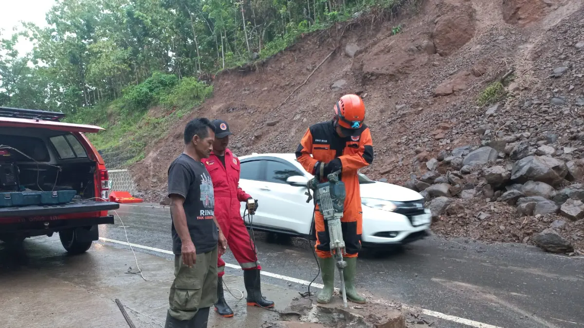 Dokumentasi/BPBD Gunungkidul: Personil BPBD Gunungkidul sedang memecah batu menggunakan alat jack hammer agar mempermudah proses pembersihan.