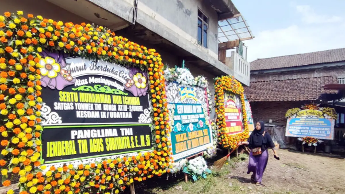 DUKA MENDALAM: Suasana rumah duka mendiang Sertu Muhammad Nur Ichwan dipenuhi karangan bunga dari berbagai tokoh. (NAILA NIHAYAH/RADAR JOGJA)