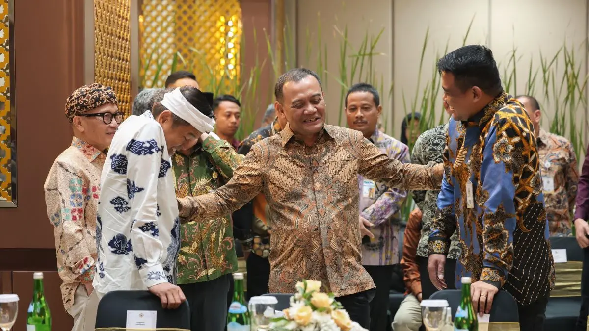 Gubernur Jawa Tengah Ahmad Luthfi dengan Gubernur Jawa Barat Dedi Mulyadi tampak akrab di sebuah acara. 