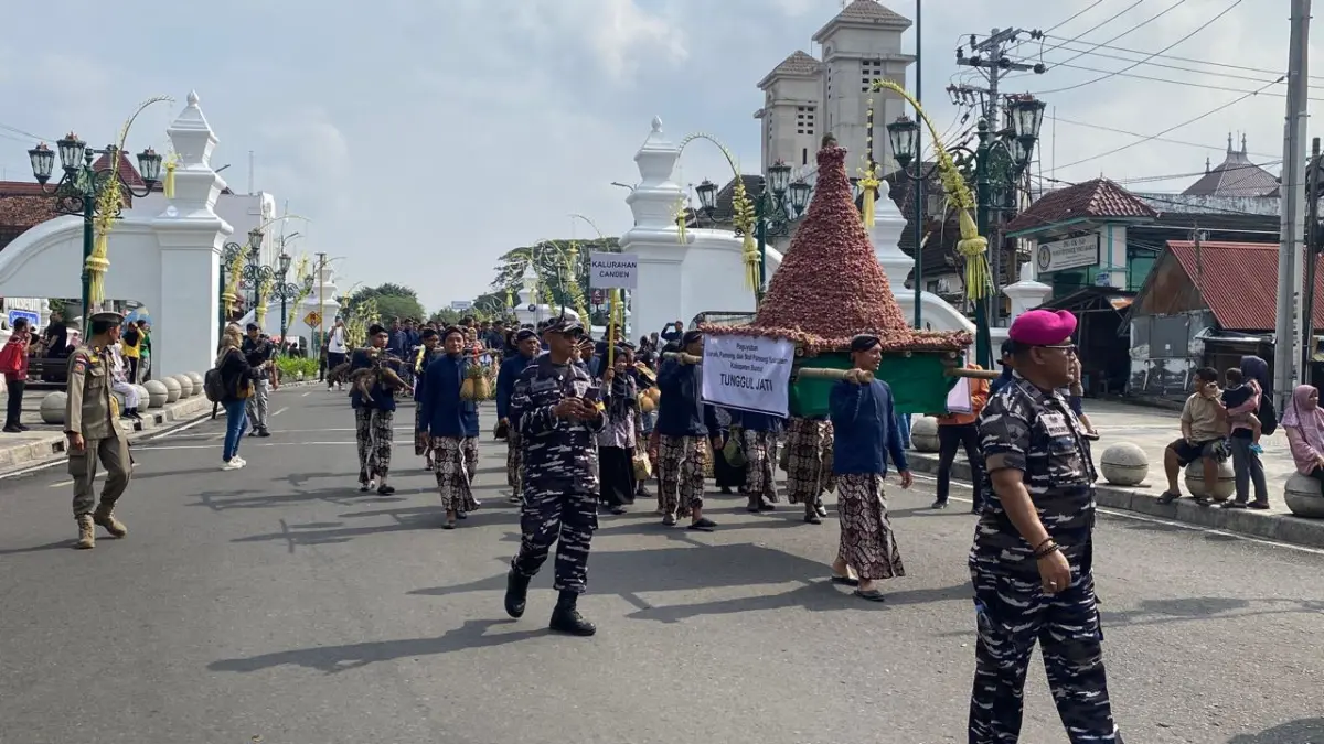 Kirab Budaya Peringatan Mangayubgaya 80 tahun Yuswo Dalem Sri Sultan Hamengku Buwono X berlangsung meriah, Kamis (2/4/2026). (AGUNG DWI PRAKOSO/RADAR JOGJA) 