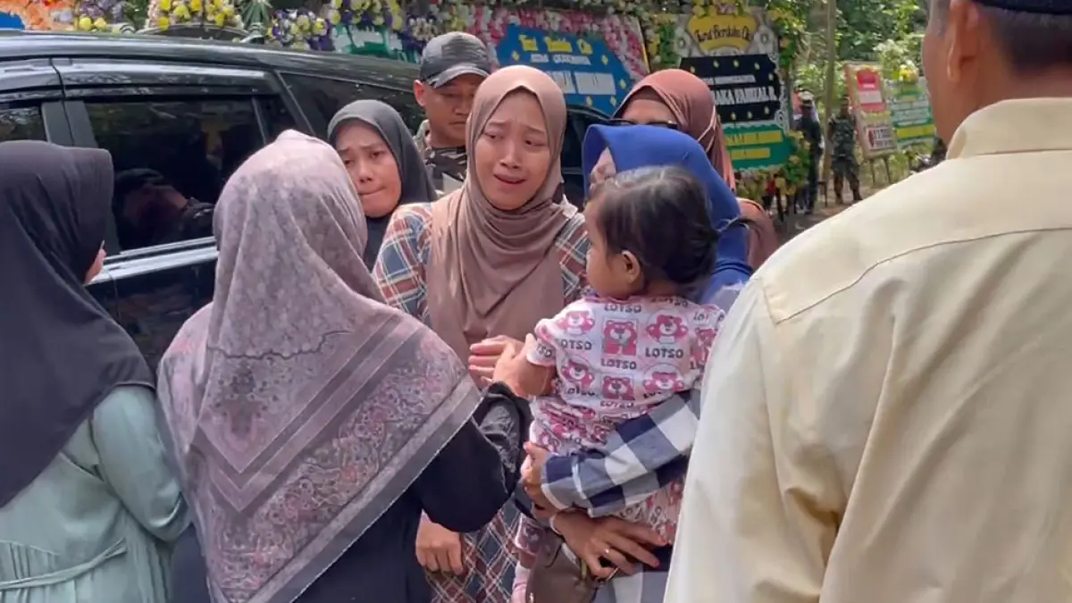 LESU: Kondisi Fafa Nur Azila, istri Praka Farizal setiba di rumah duka nampak raut kesedihan yang tak terbendung. ANOM BAGASKORO/RADAR JOGJA
