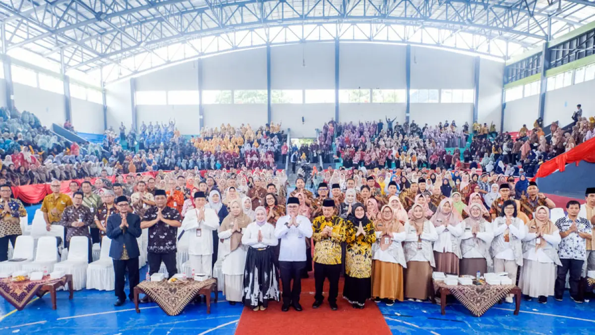 MERIAH: Wali Kota Magelang bersama jajarannya saat menghadiri Sarasehan dan Halalbihalal Guru se-Kota Magelang di GOR Samapta Sanden, Kamis (2/4). (Prokompim Kota Magelang)
