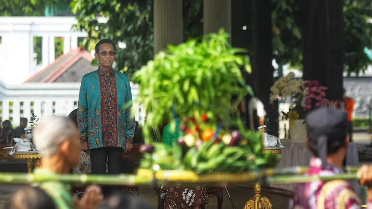 Raja Keraton Jogja Sri Sultan Hamengku Buwono X didampingi GKR Hemas menyaksikan peserta membawa hasil bumi dalam acara kirab Mangayubagyo 80 tahun Yuswo Dalem Sri Sultan Hamengku Buwono X di Pagelaran Keraton Jogja, Kamis (2/4/2026). (Guntur Aga Tirtana/Radar Jogja)