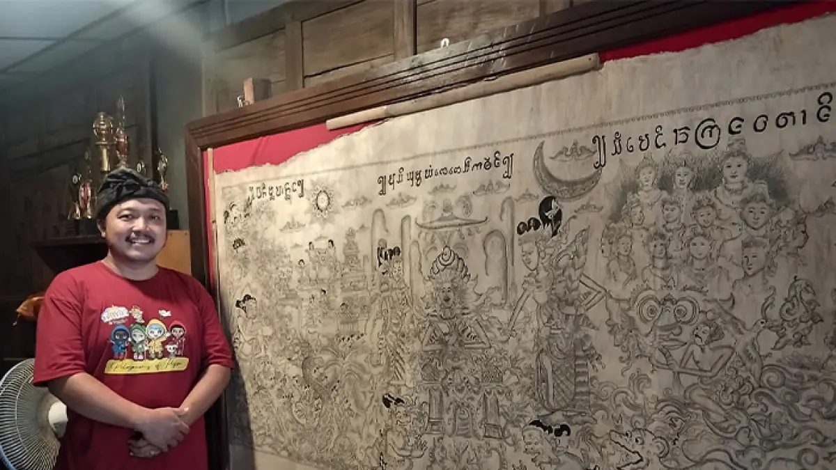 Pemilik Museum Wayang Beber Sekartaji Indra Suroinggeno sedang melihat koleksinya.&nbsp;(Cintia&nbsp;Yuliani/Radar Jogja)