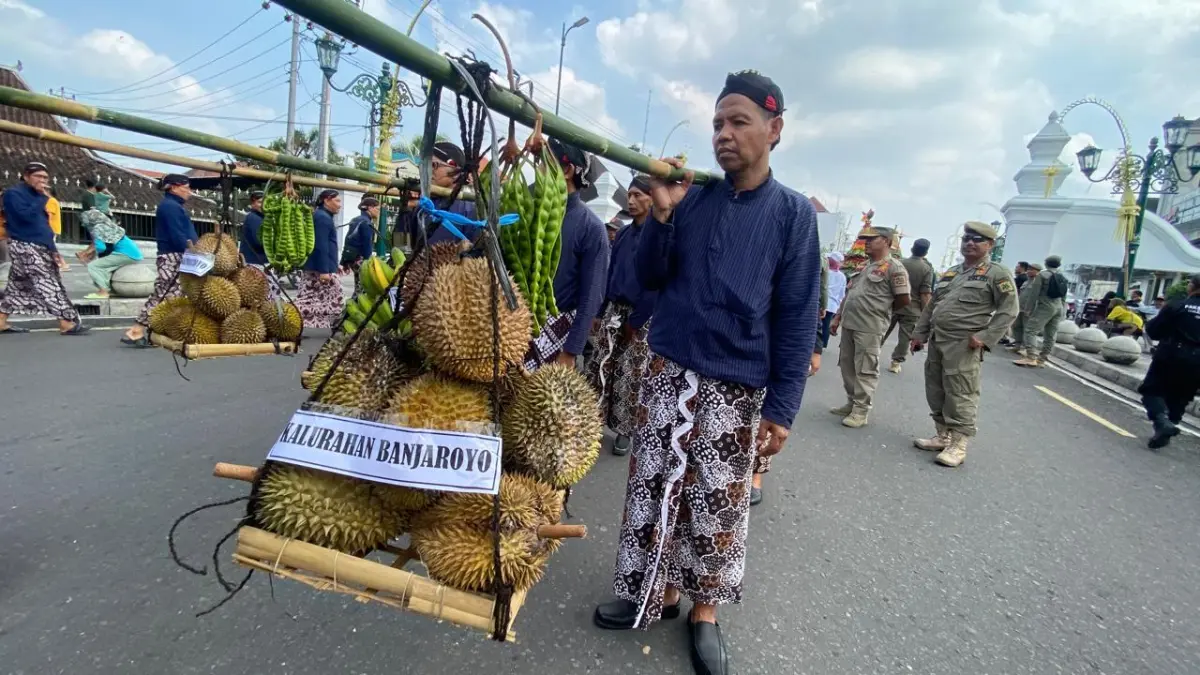 Peserta Kirab Kalurahan Banjaroyo, Kalibawang, Kulon Progo yang membawa durian untuk dipersembahkan sebagai hadiah ke Sri Sultan Hamengku Buwono X dalam peringatan Mangayubagya Yuswa Dalem ke-80 tahun, Kamis (2/4/2026). (Agung Dwi Prakoso/Radar Jogja)