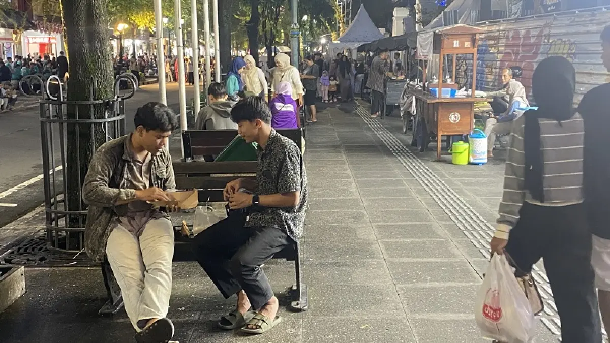Sebanyak 16.000 porsi angkringan disiapkan di Malioboro. Pesta rakyat dalam rangka Mangayubagya Yuswo Dalem Sri Sultan Hamengku Buwono X ke-80, Kamis (2/4/2026). (AGUNG DWI PRAKOSO/RADAR JOGJA)