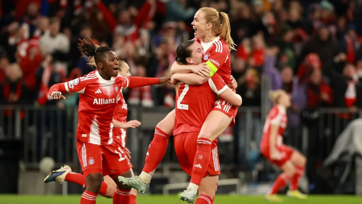 Selebrasi para pemain Bayern Munich setelah mengalahkan Manchester United untuk mendapatkan tiket semifinal Liga Champions Wanita (UWCL)