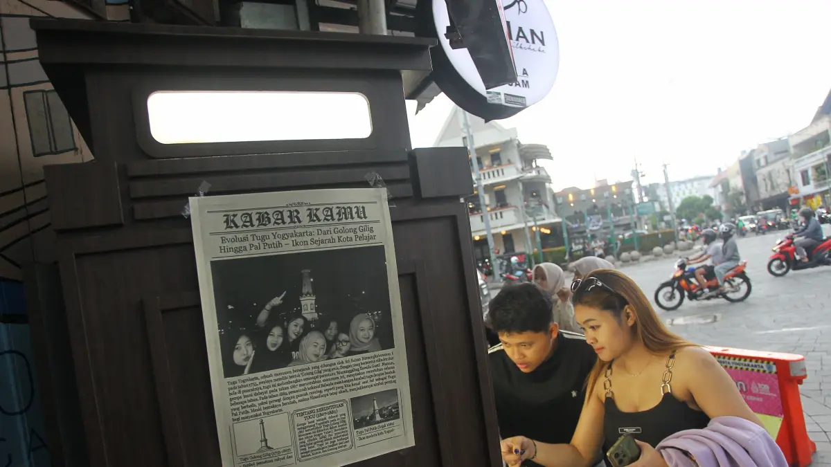 Pengunjung mengabadikan momen menggunakan layanan photobox berlatar belakang Tugu Jogja, kemarin (3/4). Tren photobox dengan latar ikon kota tersebut kian diminati, terutama oleh kalangan muda, karena menawarkan pengalaman berfoto instan dengan suasana ruang publik yang ikonik sekaligus menjadi bagian dari gaya hidup urban