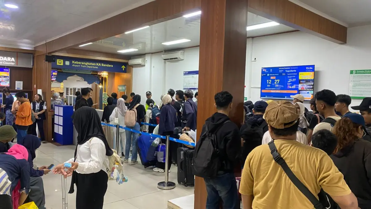 AGUNG DWI PRAKOSO/RADAR JOGJA - Penumpang Kereta Api (KA) di Stasiun Tugu Jogja saat Masa Angkutan Lebaran 2026.