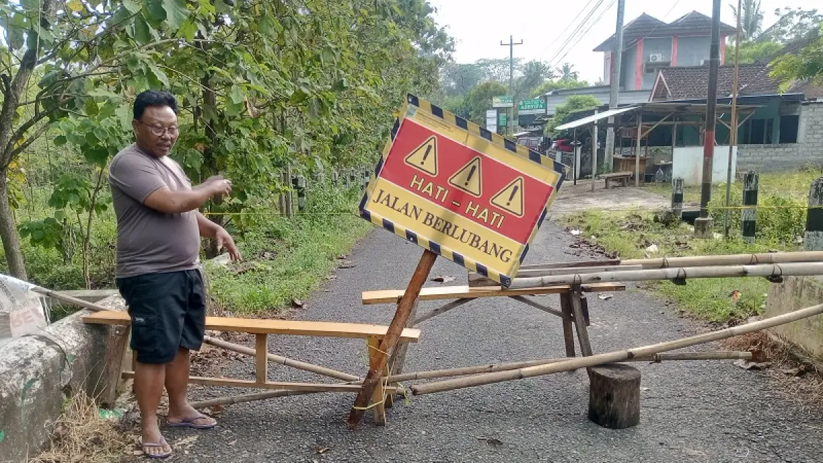 AMBROL: Jembatan Jonge yang berusia 50 tahun lebih mengalami kerusakan cukup parah berupa ambrol di bagian tengah jalan dengan diameter kira-kira satu meteran. (Yusuf Bastiar/Radar Jogja)