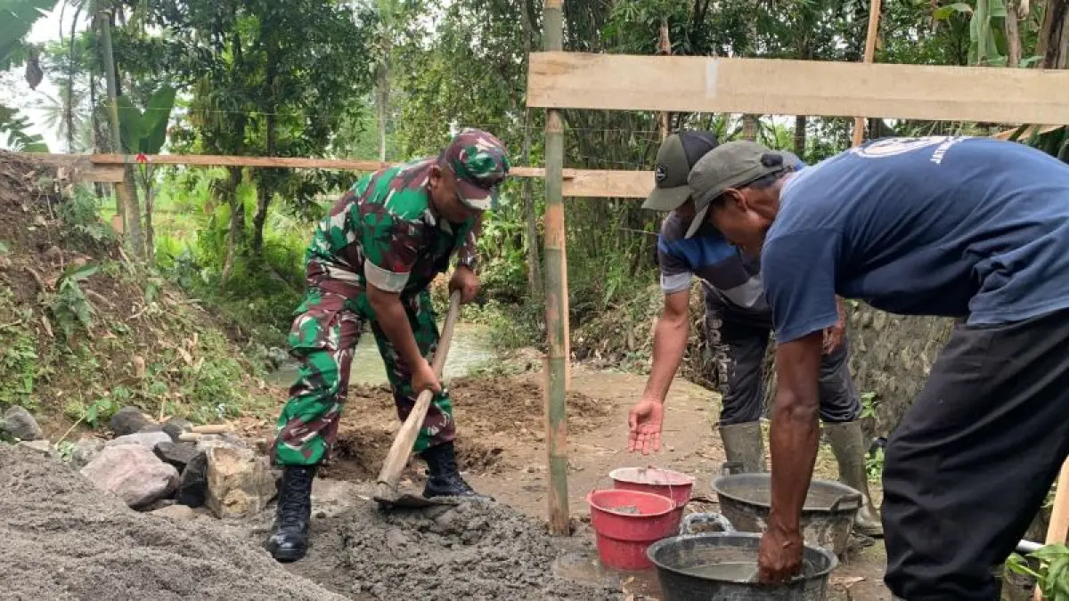 ANTUSIAS: Gotong royong peletakan batu pertama Jembatan Garuda di Kulon Progo. (ANOM BAGASKORO/RADAR JOGJA)