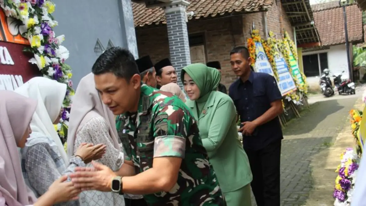 BERKUNJUNG: Dandim 0705/Magelang saat menyambangi rumah duka Sertu Ichwan du Deyangan, Mertoyudan. (NAILA&nbsp;NIHAYAH/RADAR JOGJA)
