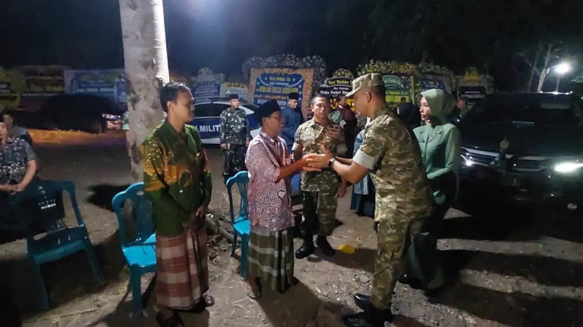 BERKUNJUNG: Pasca dilantik Danrem 072 Pamungkas mendatangi rumah duka dan mengabarkan update terbaru. (ANOM BAGASKORO/RADAR JOGJA)