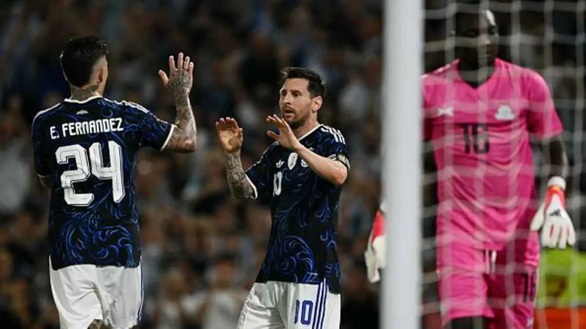Enzo Fernandez gambarkan rekan setim Argentina, Lionel Messi sebagai panutan baik di luar maupun dalam lapangan (getty images)