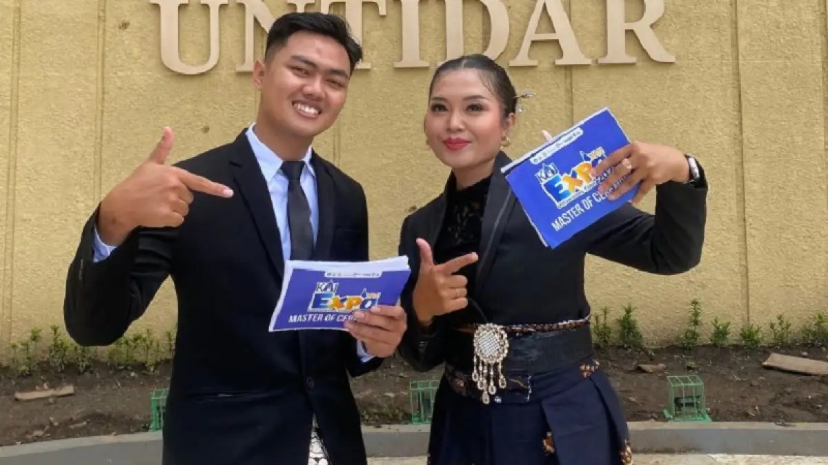 GIGIH: Meski mantan penyanti Rising Star, Siska Turniawati (kanan) tak malu untuk belajar menerima tantangan bekerja di bagian protokoler pemerintahan. Kegigihannya membawa Siska menjadi pembawa acara yang lebih profesional. (Dokumentasi Pribadi)