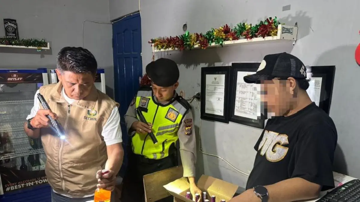 ILEGAL: Petugas Polres Bantul sedang menyita ratusan miras di Kalurahan Parangtritis, Kretek Kamis (2/4) malam. (Dokumentasi Polres Bantul)