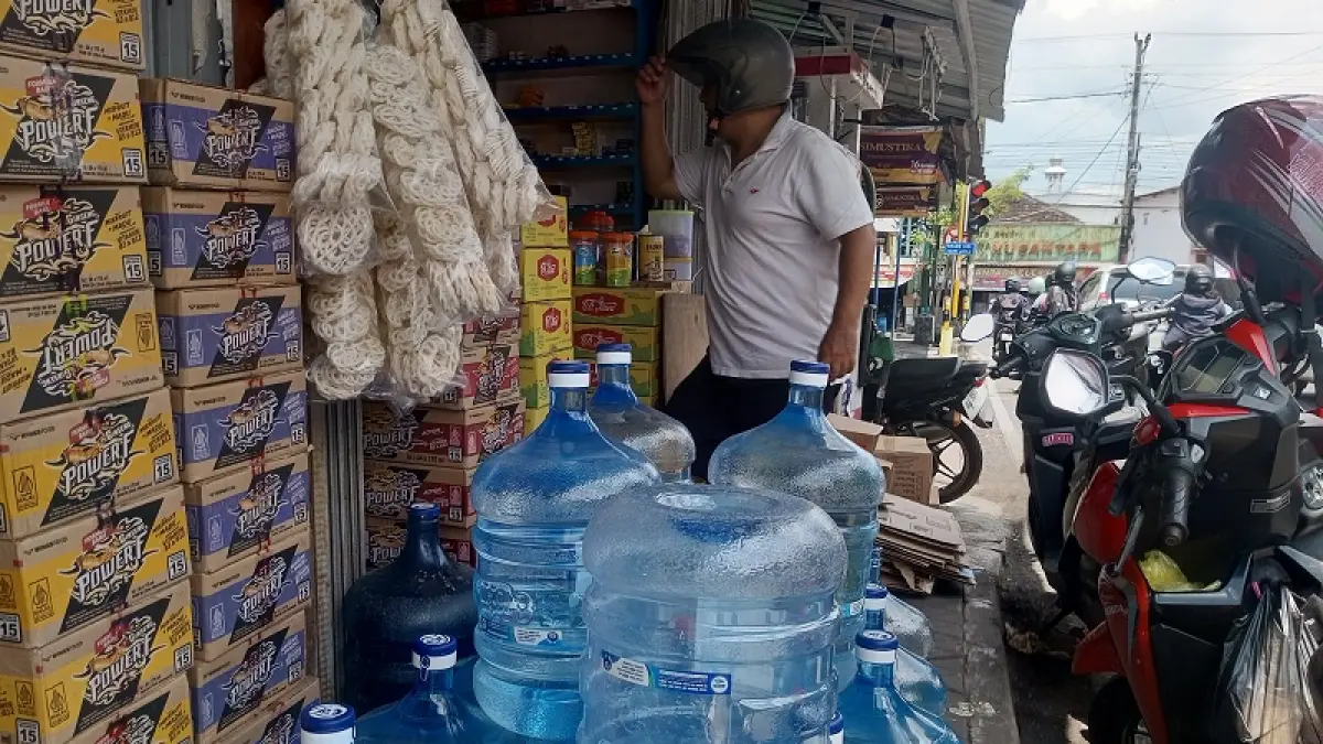 LANGKA: Dalam beberapa pekan terakhir terjadi kelangkaan air mineral kemasan sekali pakai dalam bentuk galon di Gunungkidul. (Yusuf Bastiar/Radar Jogja)