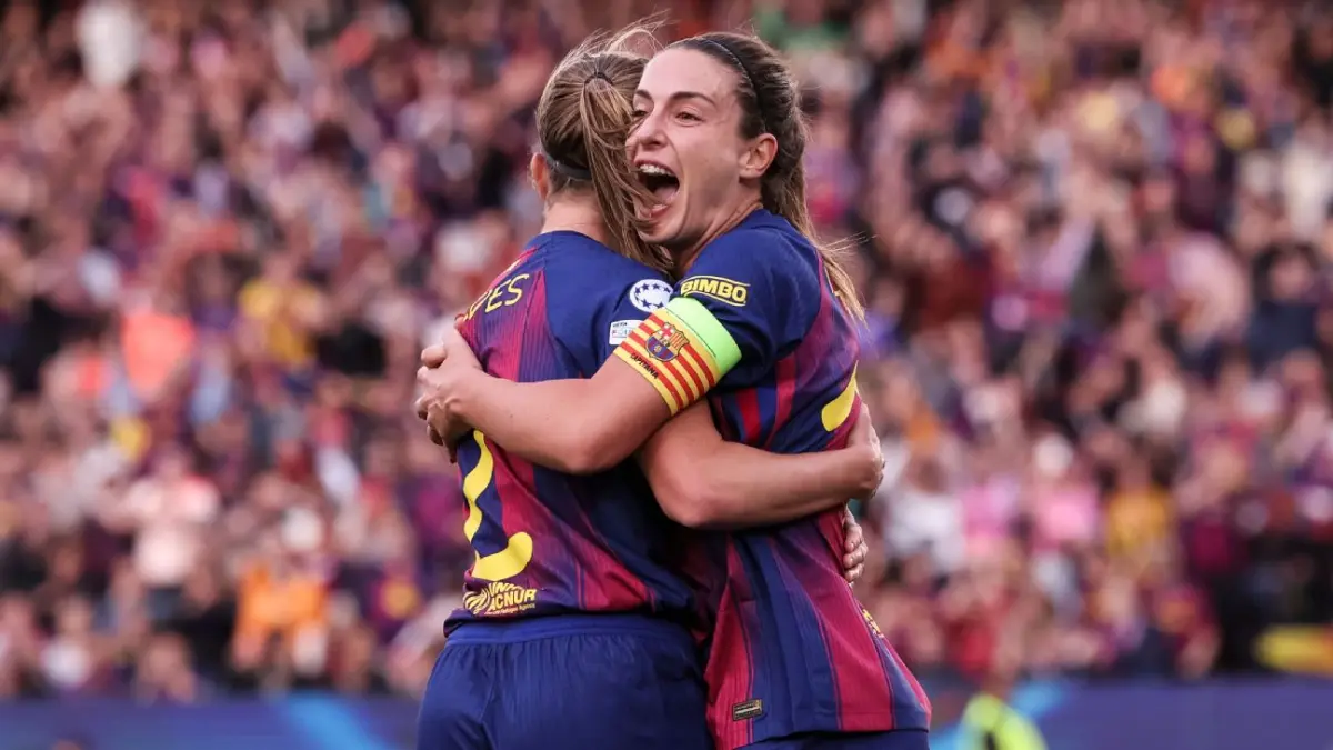 Pemain Barcelona, Irene Paredes rayakan kemenangan atas Real Madrid di Liga Champions Wanita bersama Alexia Putellas