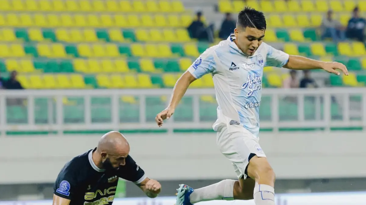 Pemain PSIM Jogja Ezequiel Vidal saat melawan Dewa United 