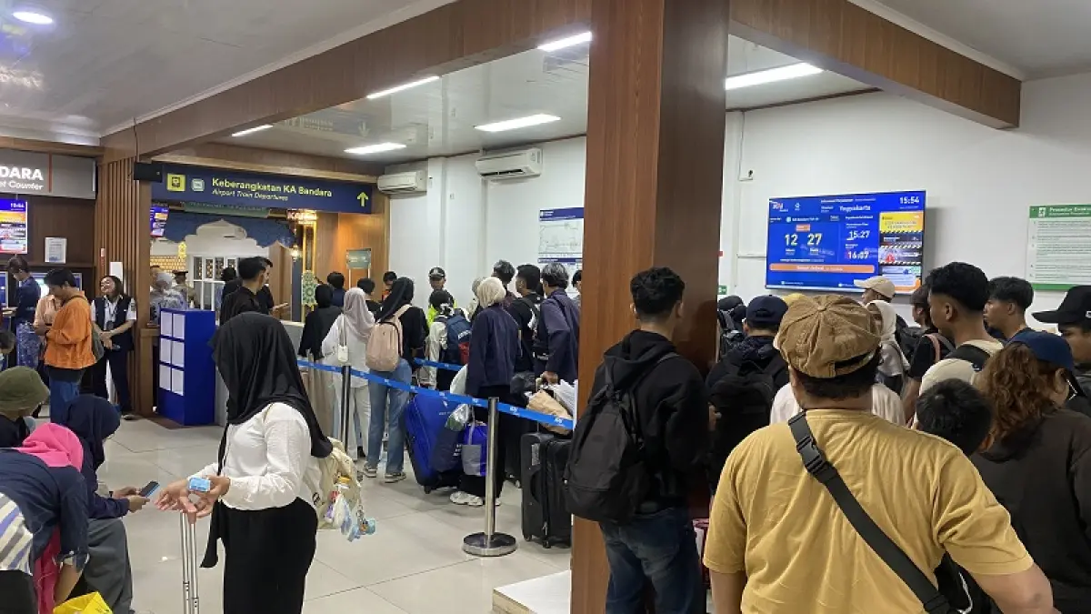 RAMAI: Penumpang KA di Stasiun Tugu Jogja saat masa angkutan Lebaran 2026. (AGUNG&nbsp;DWI PRAKOSO/RADAR JOGJA)