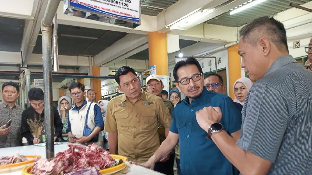 Sekretaris Utama Badan Pangan Nasional Sarwo Edhy saat melakukan pemantauan harga dan ketersediaan 11 bahan pokok penting di Pasar Argosari Wonosari Gunungkidul. (Yusuf Bastiar/Radar Jogja)