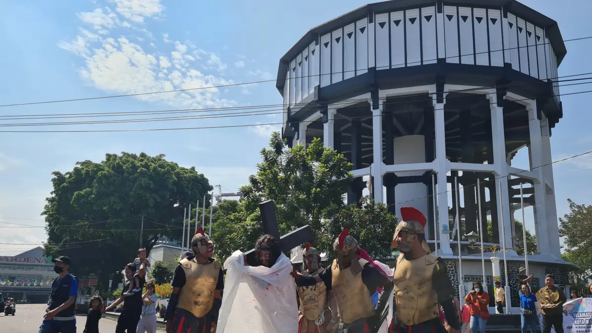 Umat Katolik mengikuti kirab Salib pada Jumat Agung, Jumat (3/4).
