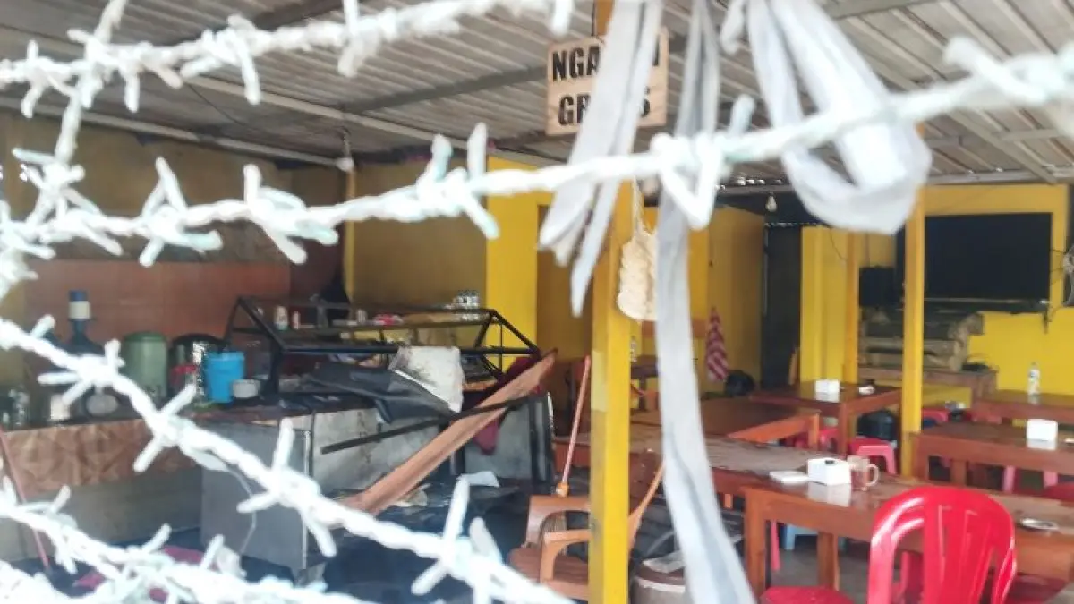 Warung di depan JEC yang ditabrak oleh mobil Jumat (3/4). (Cintia&nbsp;Yuliani/Radar Jogja)