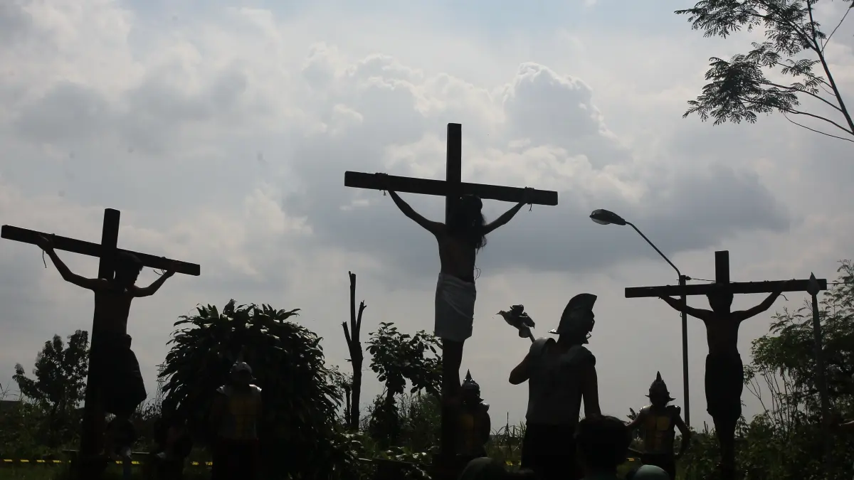 Anggota OMK (Orang Muda Katolik) Gereja Santo Ignatius Temanggal, Kalasan, Sleman, memperagakan visualisasi Jalan Salib dalam peringatan Jumat Agung, kemarin (3/4). Visualisasi Jalan Salib atau Via Dolorosa tersebut mengisahkan sengsara Yesus dan dilaksanakan sebagai bagian dari rangkaian Tri Hari Suci Paskah.
